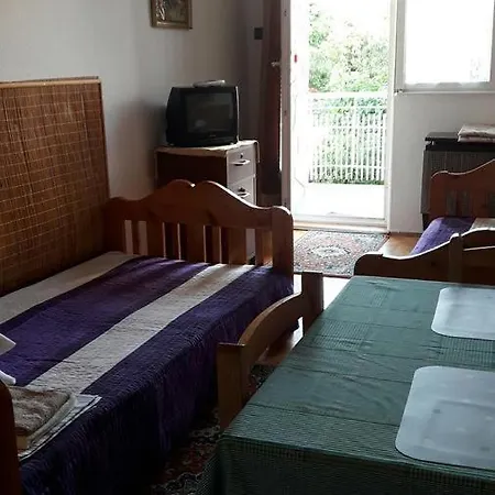 Apartman Yellow House *