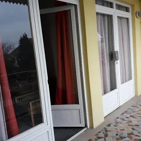 Apartman Yellow House