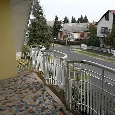 Apartman Yellow House