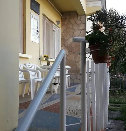 Yellow House Apartman *