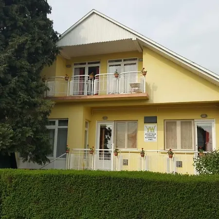 Yellow House Apartman *